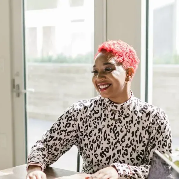 Cliente sorrindo em reunião com a equipe de contadores
