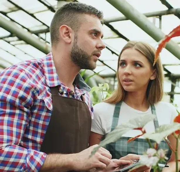Comerciantes conferindo o estoque da loja