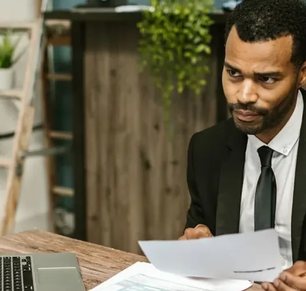Contador revisando documentos com uma cliente
