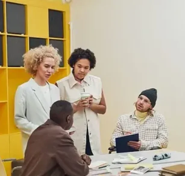 Equipe de uma startup reunida em volta da mesa