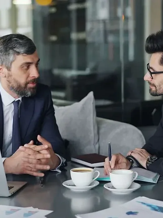 Contadores conversando com um cliente em reunião