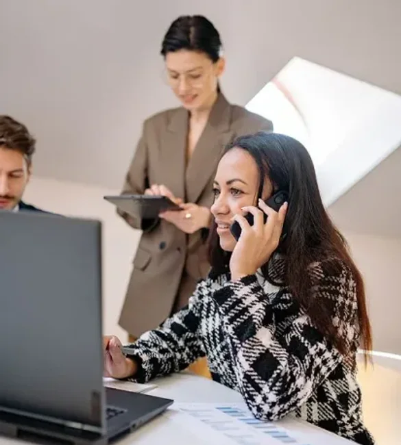 Equipe da empresa trabalhando no escritório